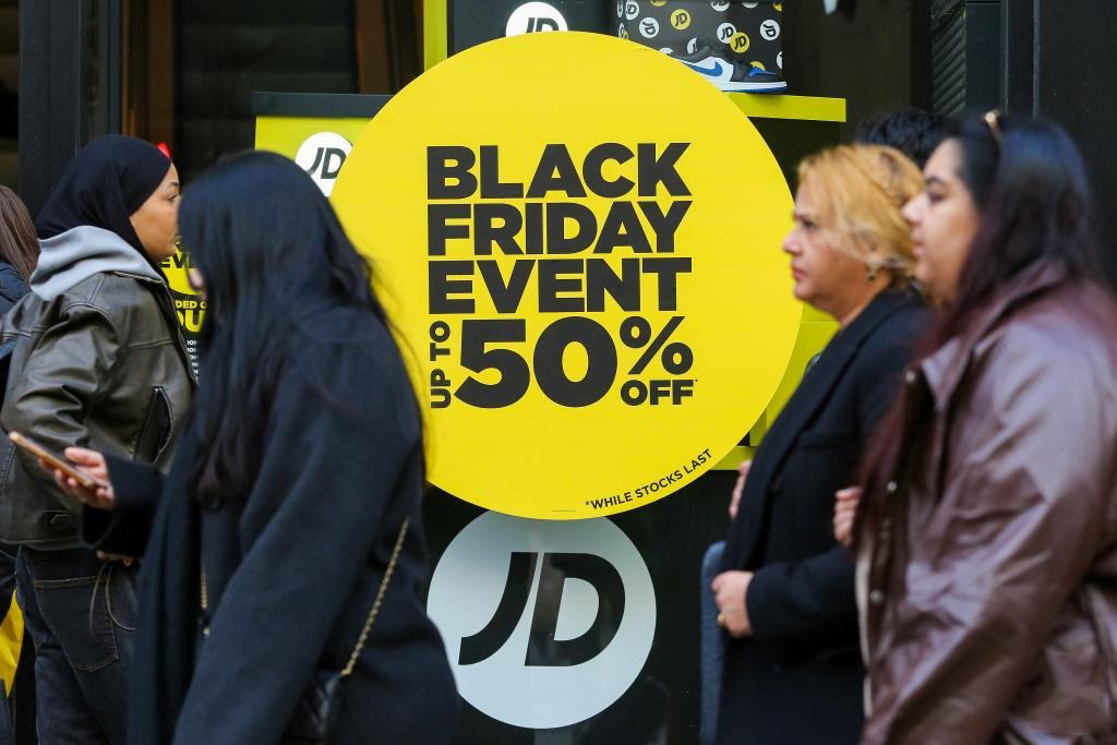 Black Friday là ngày các nhãn hàng đồng loạt tung ra khuyến mãi khủng để kích cầu tiêu dùng